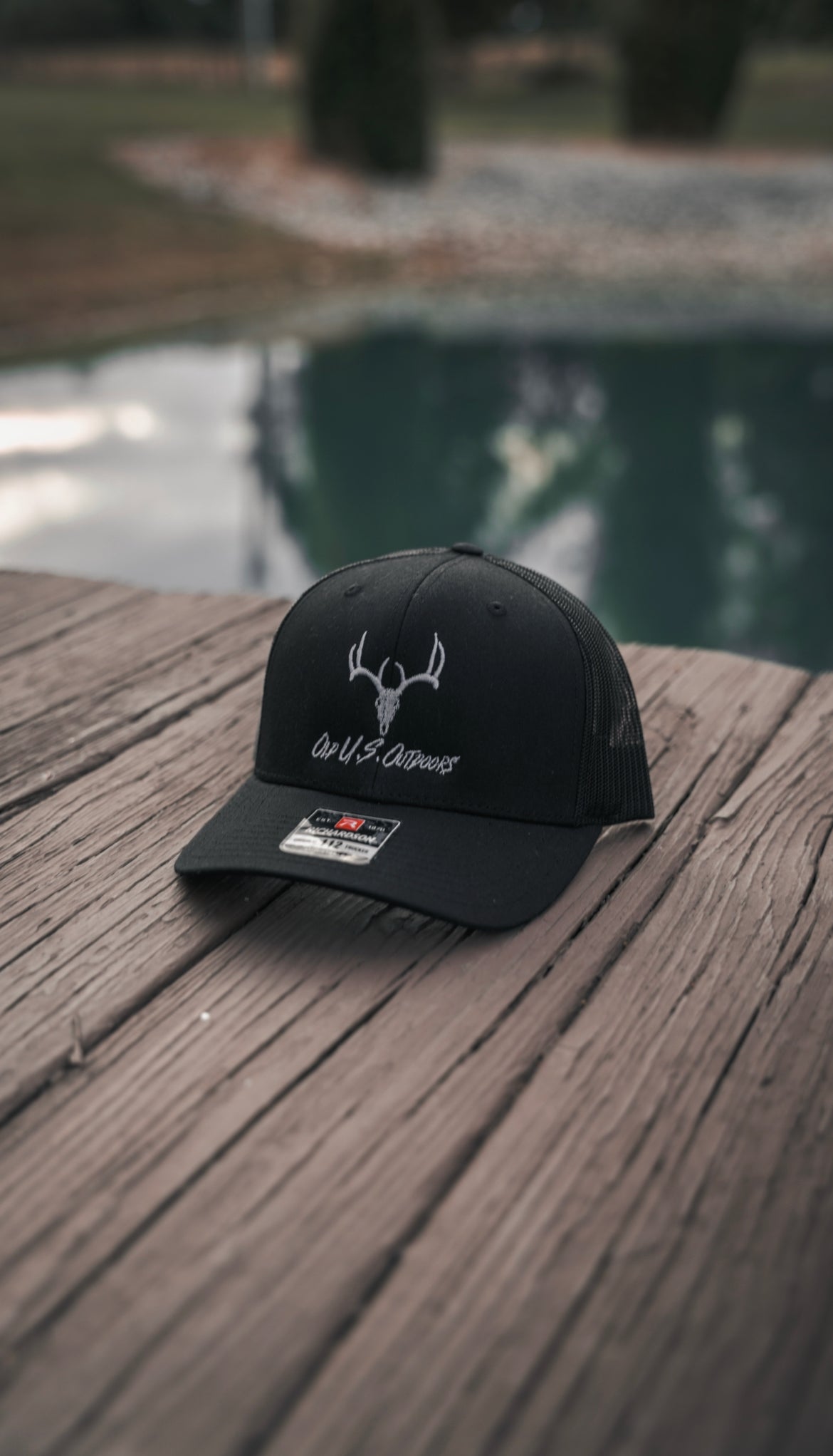 The Buck 112 Black/White